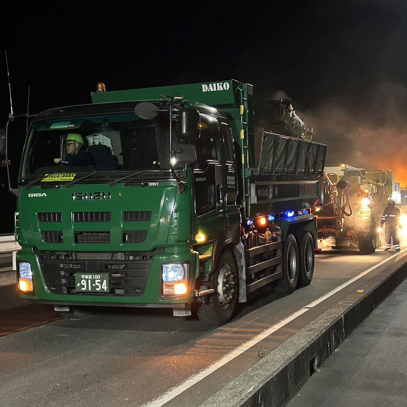 幹線道路や高速道路の夜間工事